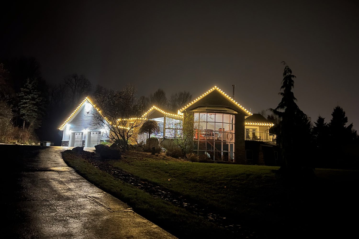 Bungalow with warm-white permanent roofline lighting